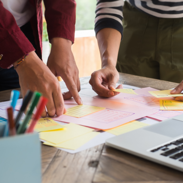 Personer samarbetar vid ett bord, organiserar post-it-lappar och arbetsmaterial. Bilden speglar kollegialt lärande, praktiskt erfarenhetsutbyte och utveckling av konkreta verktyg och resurser i nätverket.