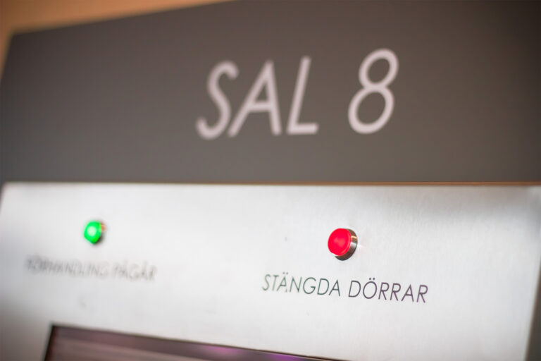 Read more about the article Domstolsverket – bakom stängda dörrar